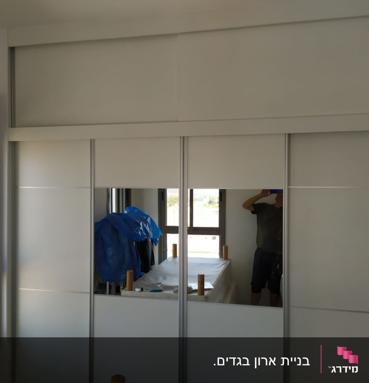 ארון בגדים עם דלתות הזזה ומראה